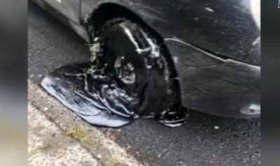 Автомобили увязли в битуме прямо на улице в ВКО