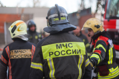 Огромные столбы черного дыма заволокли российский город