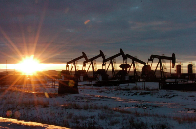 Нефтяной рынок реагирует на сокращение поставок и геополитику