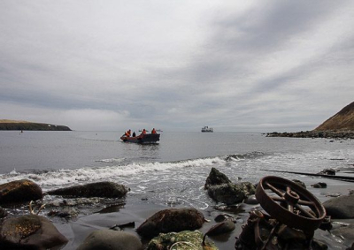 Лёд Финского залива у побережья Хельсинки приобрел кроваво-красный оттенок