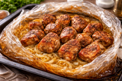 Кидаю в рукав шейку и такой лук: шашлык в духовке &mdash; крутой вариант, посоперничает с мангалом