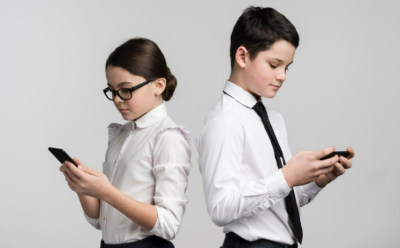 Названа сумма штрафа за использование смартфонов школьниками