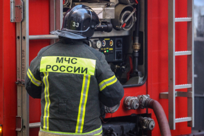 Здание автосервиса вспыхнуло в западной части Москвы