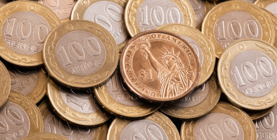 Тенге отреагировал на мировые колебания нефти и валют