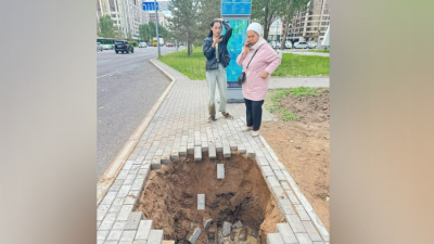 В Астане девушка провалилась под землю на глазах прохожих