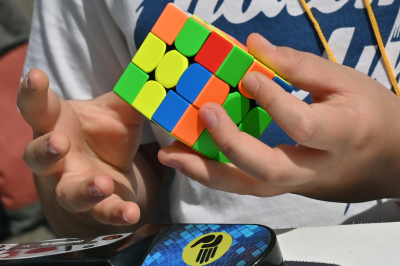 Как собрать кубик Рубика 3х3 для начинающих: ловкость рук или хитрости?