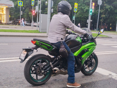 Камеры на свердловских дорогах научили распознавать мотоциклистов без шлема