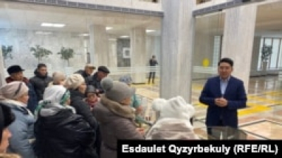 Родственники жертв Кантара пришли в акимат Алматы с требованиями: специальный статус для погибших, встреча с Досаевым. Акима, сказали, нет