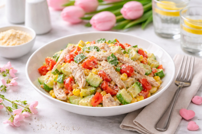 Простой салат на 8 Марта: вкусное сочение копчености и свежих овощей. Фишка &mdash; в заправке с пармезаном