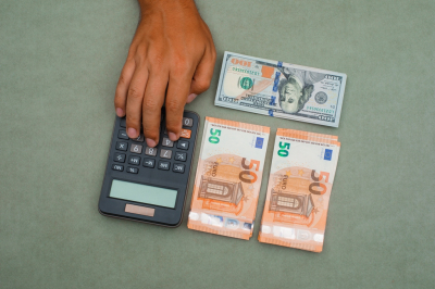 Евро укрепляется на ожиданиях стабилизации бюджета США