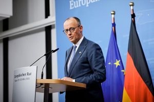 Зедер заявил, что Мерц останется канцлером, и предрек катастрофу в случае его смены