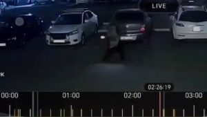 Спор из-за места на парковке: семейчанка заплатит крупный штраф за надпись на асфальте