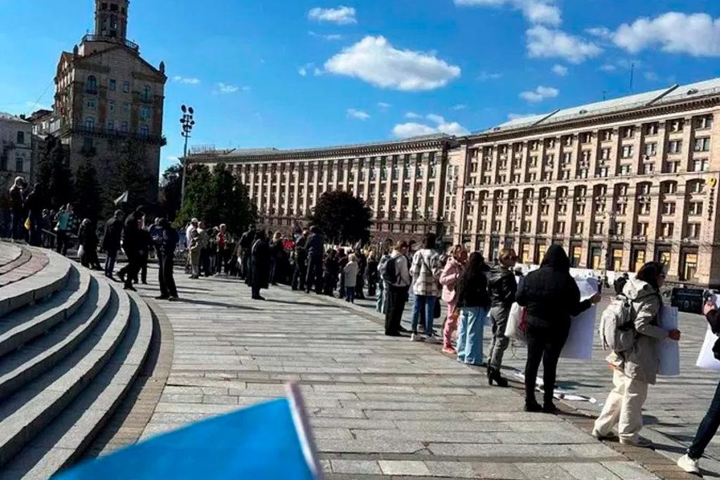 На площади Независимости в Киеве участники акции потребовали прекращения боевых действий