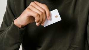 Покупатель хотел расплатиться за обувь банковской картой, но его выгнали из магазина в Астане