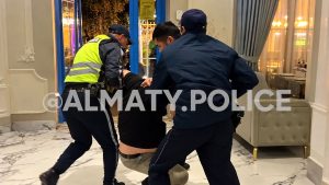 Спор между двумя женщинами перерос в массовую драку в Алматы (видео)