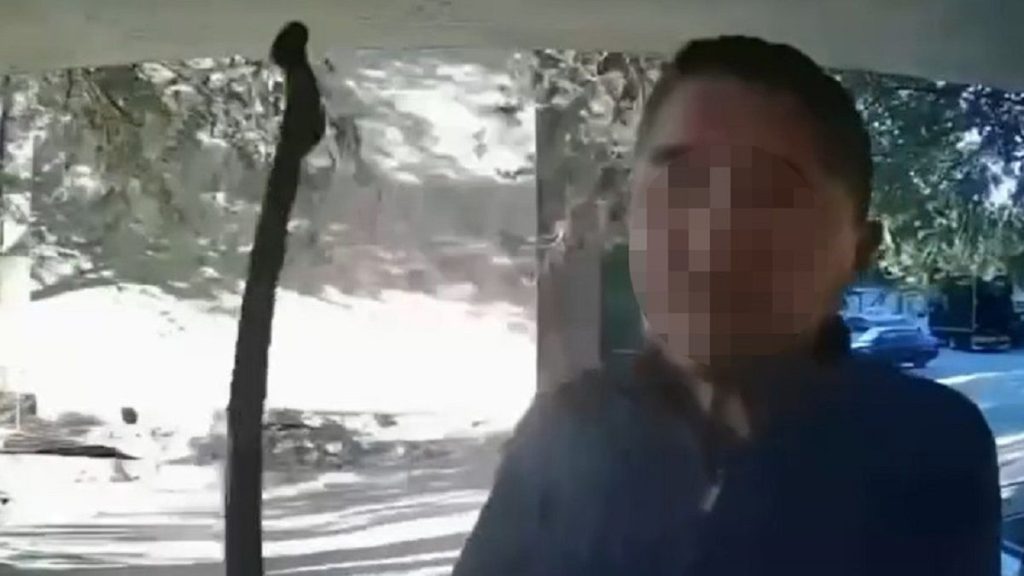 Семейчанин разбил камеру и домофон в подъезде (видео)