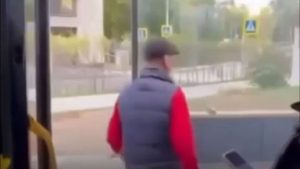 52-летний мужчина выбросил в автобусе насвай и попал под арест в Астане (видео)