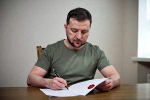 Зеленский обвинил депутата Рады в сдаче интересов Украины: реакция на призывы к переговорам