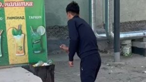 19-летнего кызылординца заставили убрать за собой (видео)
