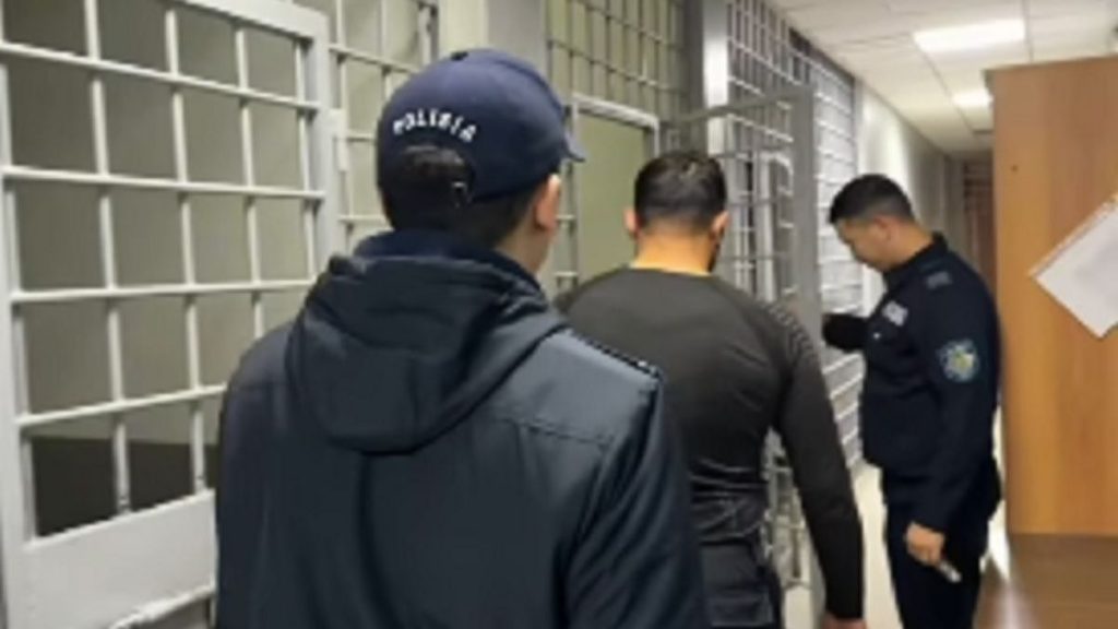 «Хочешь по разам?»: пьяный казахстанец устроил погром в кафе и не подчинился полицейским (видео)
