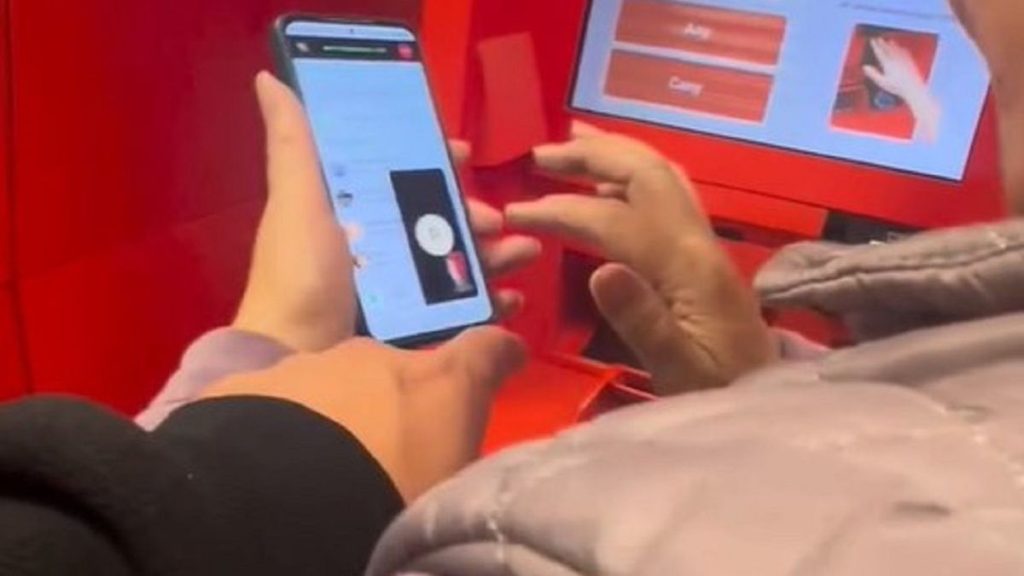 «Тебе руку пожать? Ты кто такой?»: прохожие прервали разговор казахстанки и отвели ее в полицию