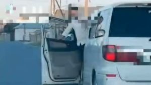 Toyota Alphard забрали у водителя на юге Казахстана из-за поведения пассажира (видео)