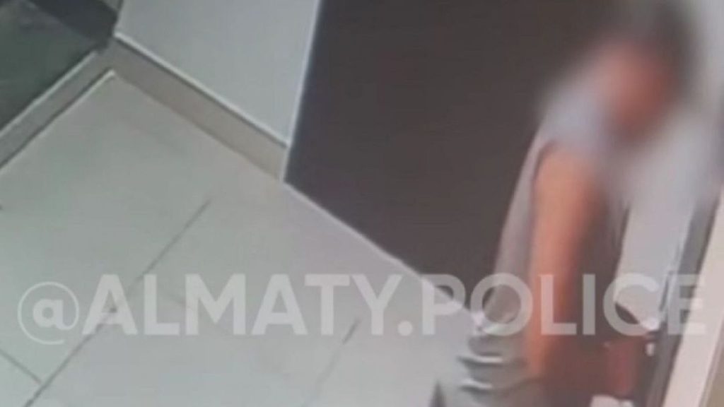 «Искал незапертые квартиры»: подозрительного мужчину из видео задержали в Алматы
