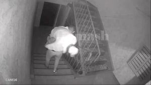 Мужчину вынесли из подъезда с пакетом на голове в Алматы: полиция завела дело (видео)