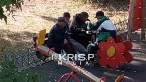 «Брился и снимал одежду»: мужчину наказали за поведение на детской площадке в Алматы (видео)