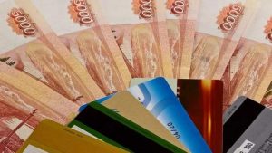 Наличные против банка: почему россияне прячут деньги «под матрасом»