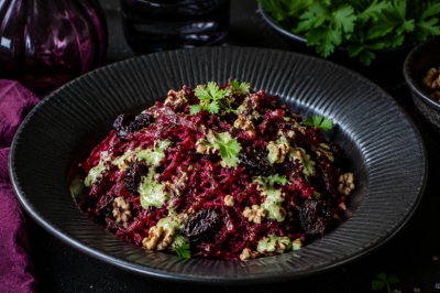Пеку свёклу и собираю салат «Касабланка» — вкус просто обалдеть, а пользы в нём целый вагон