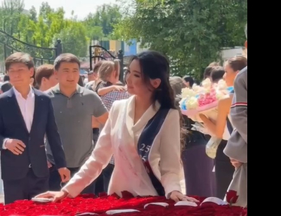 Кыргызстанцев возмутил букет, подаренный школьнице