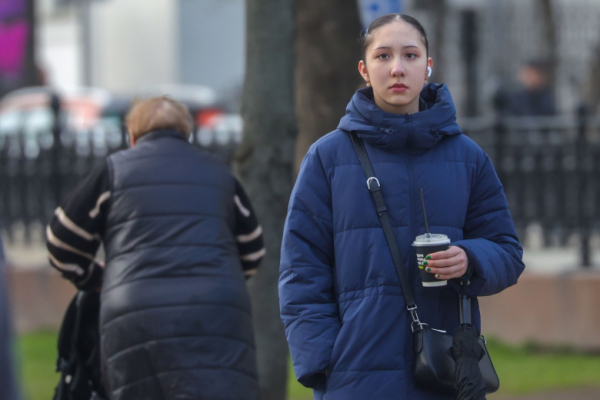 Климатолог призвал москвичей не убирать куртки до июня